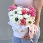 белая цветочная композиция в шляпной коробке