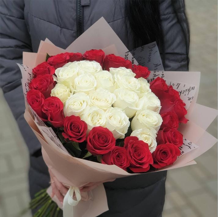 35-krasnyh-i-belyh-importnyh-roz 35 роз букет