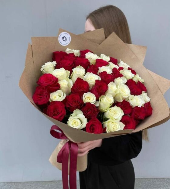 букет из красных и белых роз