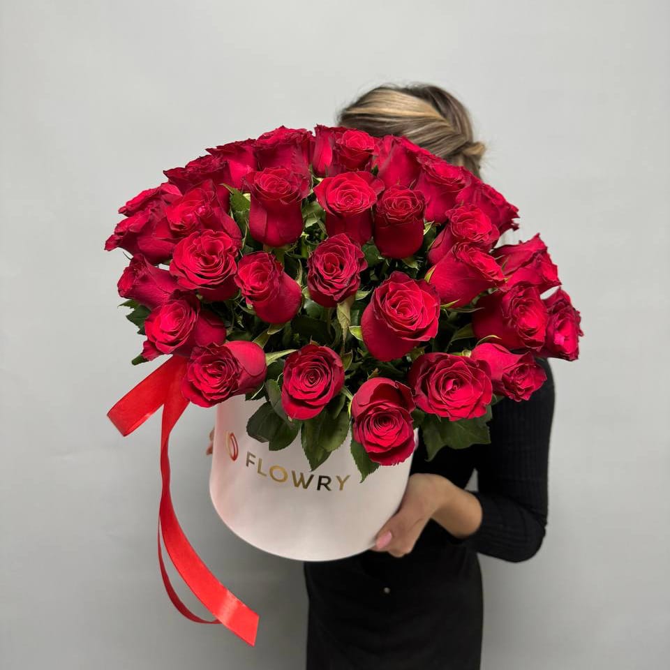 boxkr1 красные розы в коробке