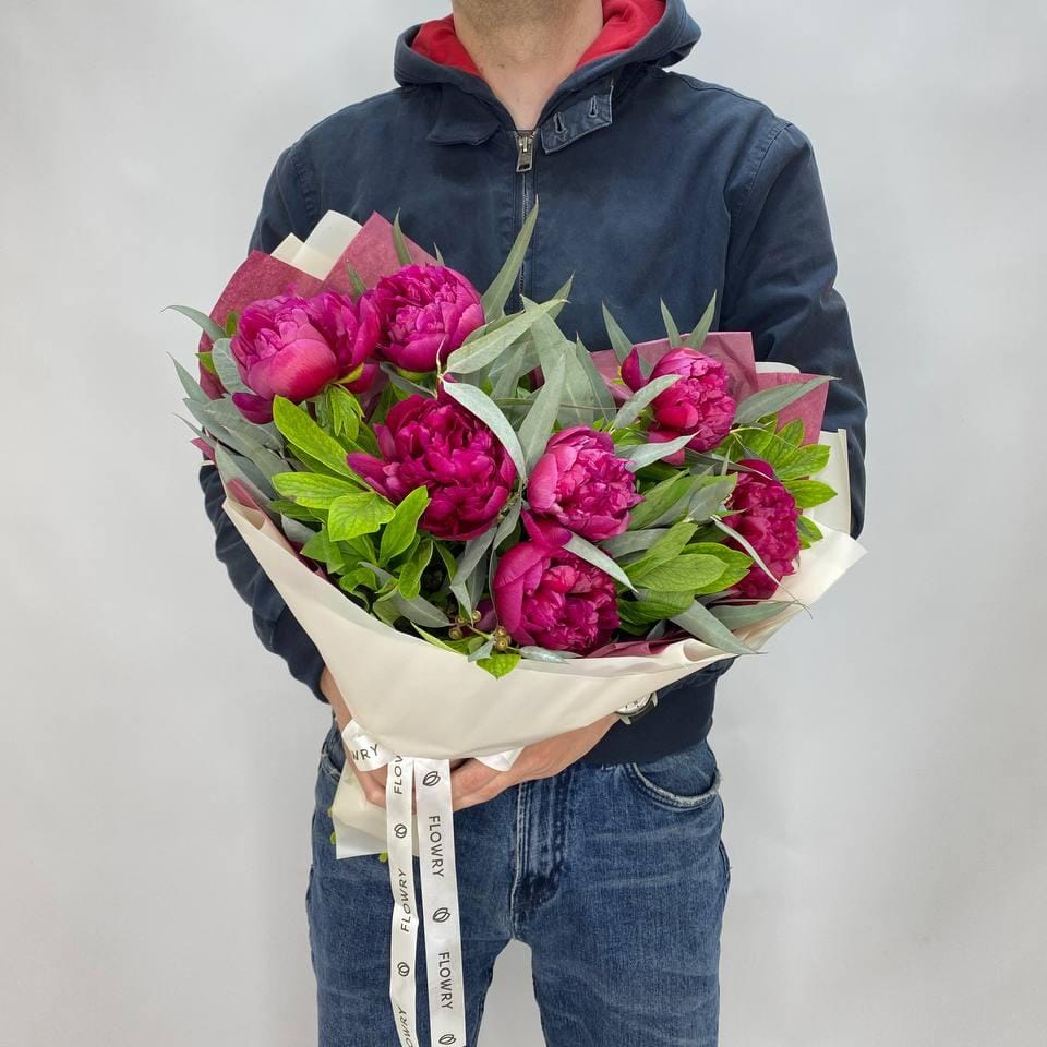 buket-iz-7-bordovyh-pionov букет из пионов