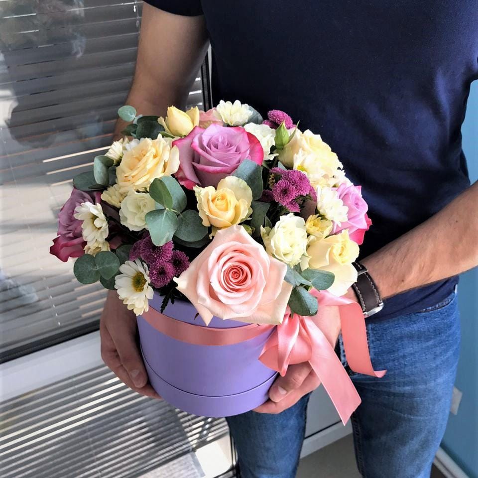 cvety-v-korobke-132 цветы в шляпной коробке
