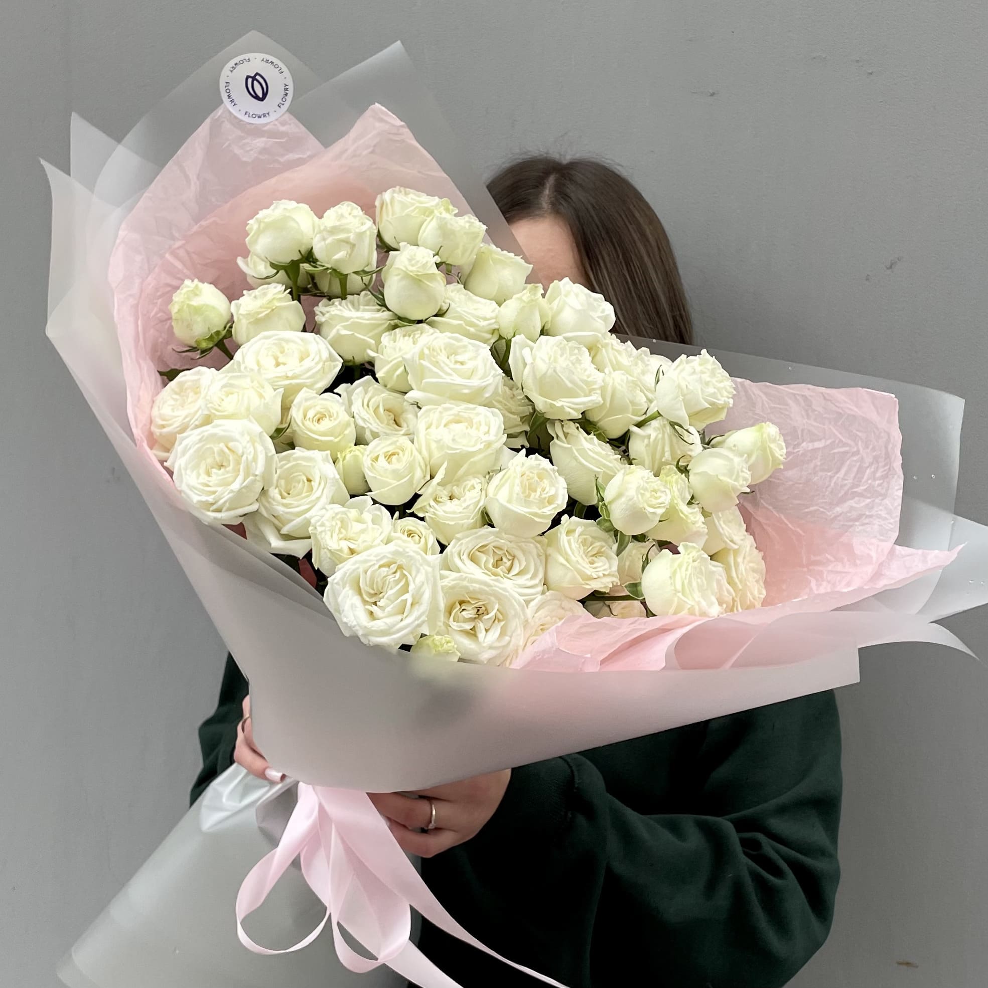 IMG_4311 Монобукет из 15 белых кустовых пионовидных роз — изображение 1