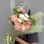 авторский букет с зелеными цветами