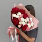 сборный красный букет цветов