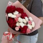 пудровый сборный букет с красными розами