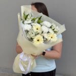 сборный букет с белыми цветами
