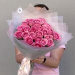 35 розовых роз в прозрачной упаковке